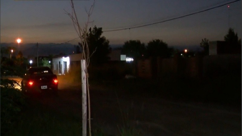 Durante el móvil de Telenoche se pudo ver la penumbra al atardecer en el barrio, producto del robo de cables.