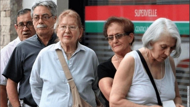 El presidente Javier Milei y su entorno más cercano analizan sacar por decreto la derogación de la actual ley de movilidad jubilatoria.
