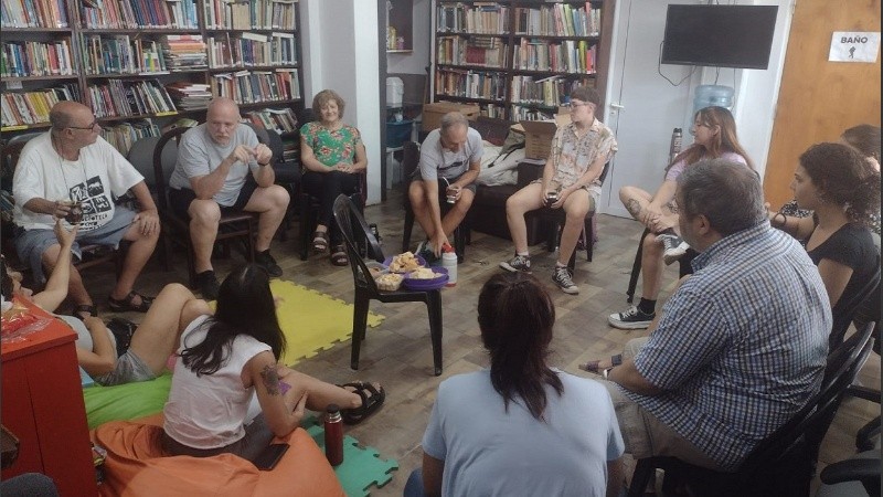 La biblioteca en una de sus actividades con vecinos de todas las edades.