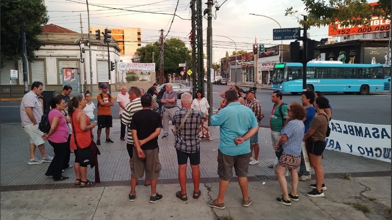 Los vecinos de barrio Saladillo se reúnen cada sábado en la esquina de Ayacucho y Arijón donde hacen ruidazo y debate posterior.