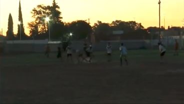 No se ve nada. Así entrenan de tarde o noche en el club.