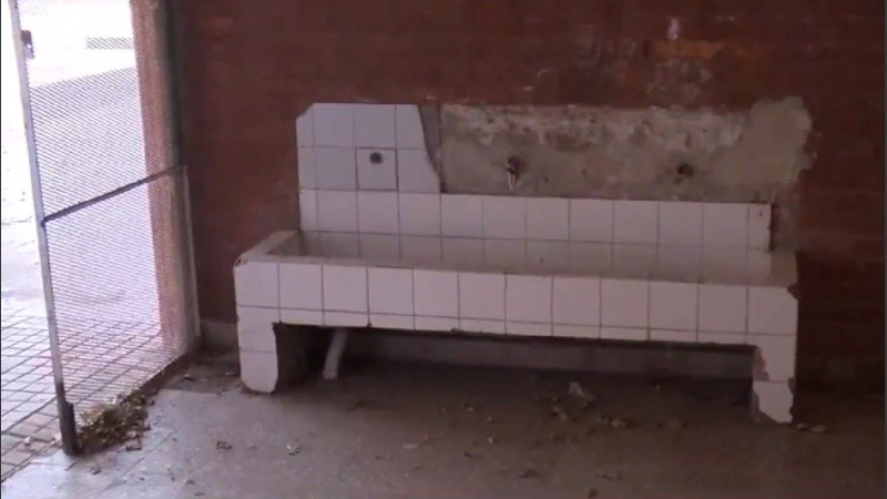 La bacha del baño en la escuela sin ninguna de sus canillas producto de la serie de robos.