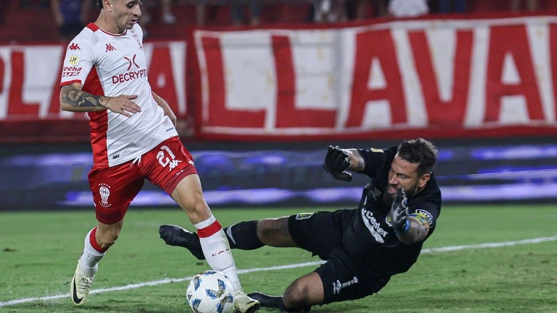 Fatu Broun al piso con mucho trabajo en el primer tiempo.