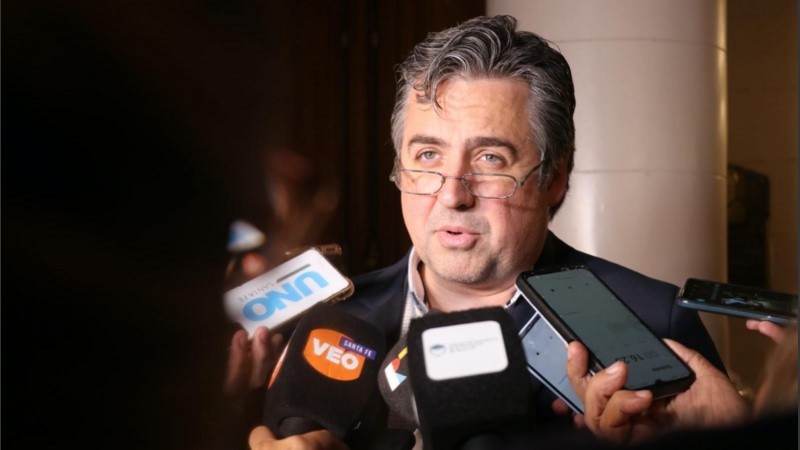 El ministro no esquivó la pregunta sobre el escándalo de policías encausados por delitos graves.