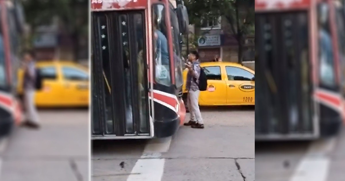 Video: no le frenó el colectivo, se paró en medio de la calle y se ...