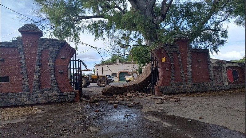 Así quedó el arco del ingreso al Hipódromo por Ovidio Lagos tras el paso del camión por debajo.