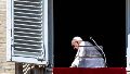 El papa Francisco celebra el rezo del �ngelus tras suspender el s�bado su agenda por gripe