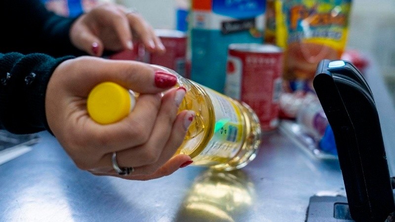 La caída interanual en el rubro Alimentos y bebidas fue mayor al nivel general.