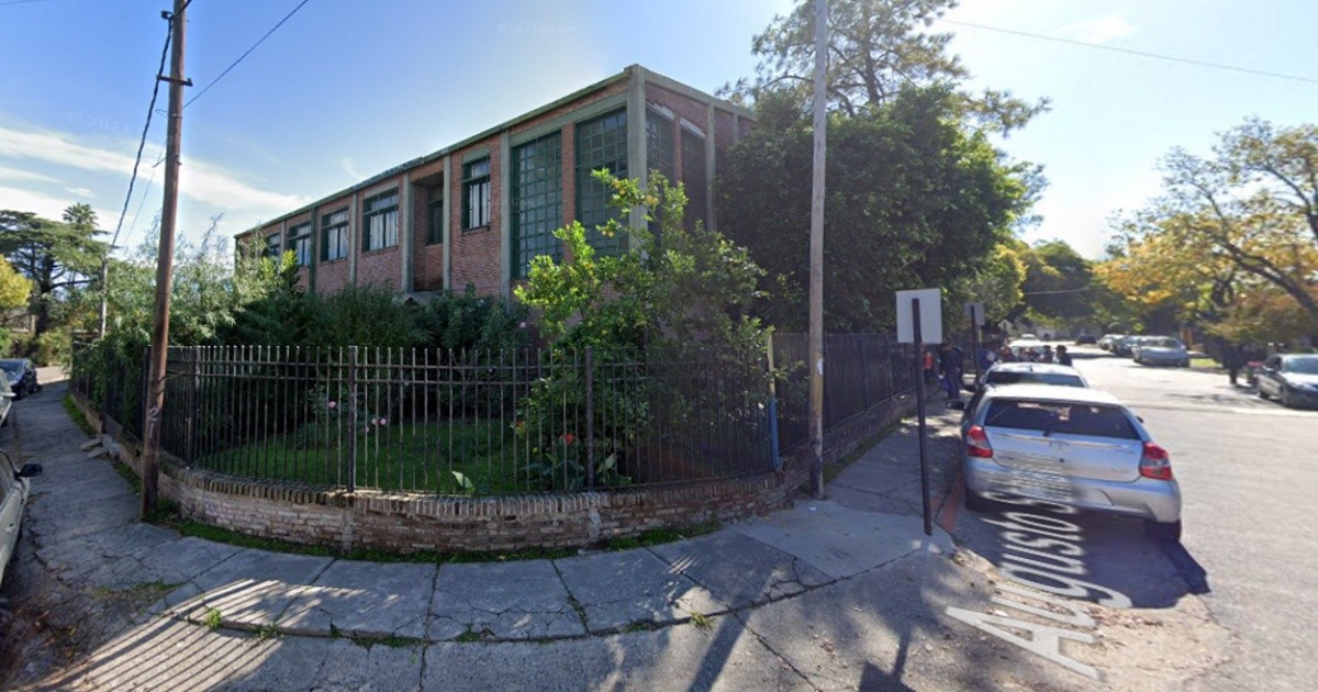 Dañaron la puerta de una escuela y entraron a robar ventiladores | Rosario3
