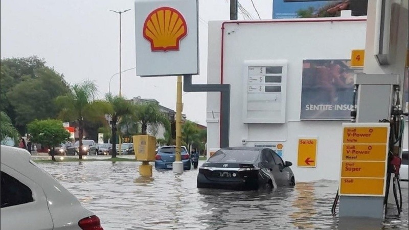 Casi un millar de correntinos pasó la noche en centros de evacuados y escuelas tras el temporal.