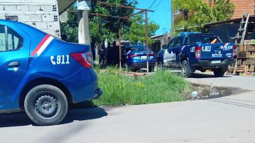 Patrulleros frente a la vivienda de Los salteños en Los Pumitas este lunes.