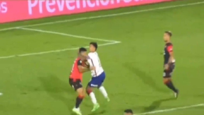 El momento del agarrón de Bareiro a Glavinovich.