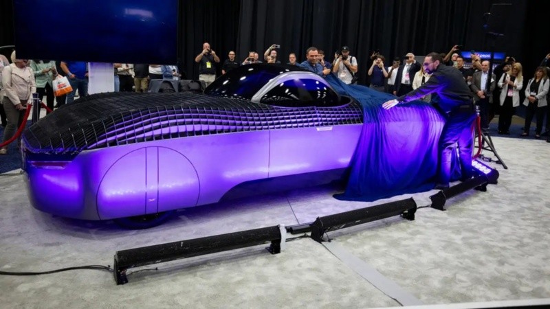 Jim Dukhovny, director ejecutivo de Alef Aeronautics, presenta el automóvil volador Alef Model A en el Salón Internacional del Automóvil de Detroit (USA) de 2023