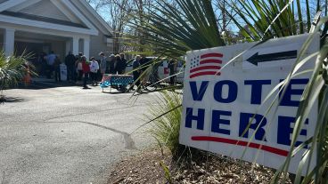 Biden llega sin oposición demócrata y Trump fortalecido por su reciente victoria judicial.