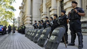 Familiares de presos de Piñero exigieron comida y visitas para los reclusos.