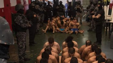 Los presos en las cárceles santafesinos, tratados con el estilo Bukele según puede verse en las imágenes