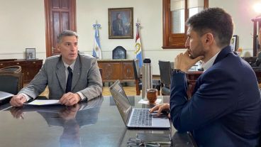 El ministro de Economía Pablo Olivares junto al gobernador Maximiliano Pullaro.