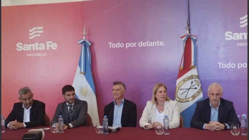 El ex presidente junto al gobernador, su vice y el intendente de Rosario, Pablo Javkin.