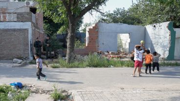 La pueblada del año pasado derribó cinco casas o puntos de venta de droga de un banda local.