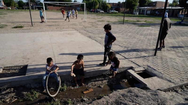 Una de las obras en la canchita, que debía seguir con el SUM, avanzó hasta un 30% y se frenó.