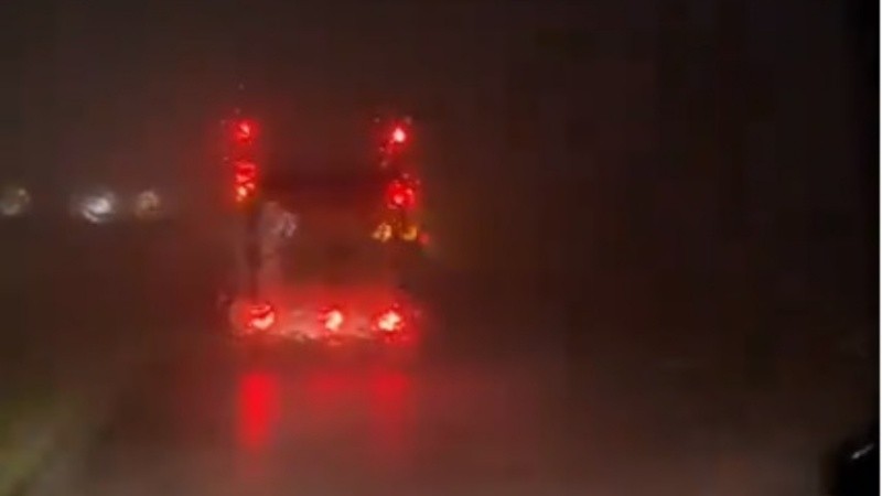 Una cortina de agua sobre la ruta 9 a la altura de San Nicolás.