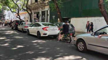 Largas filas frente a las estaciones de servicio.