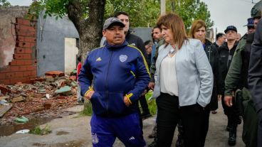 Patricia Bullrich durante una recorrida por el barrio Los Pumitas.