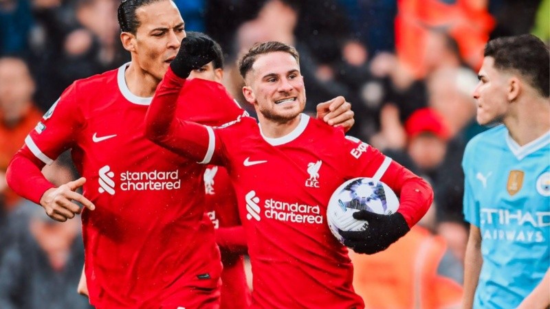 Alexis convirtió el empate para el Liverpool.