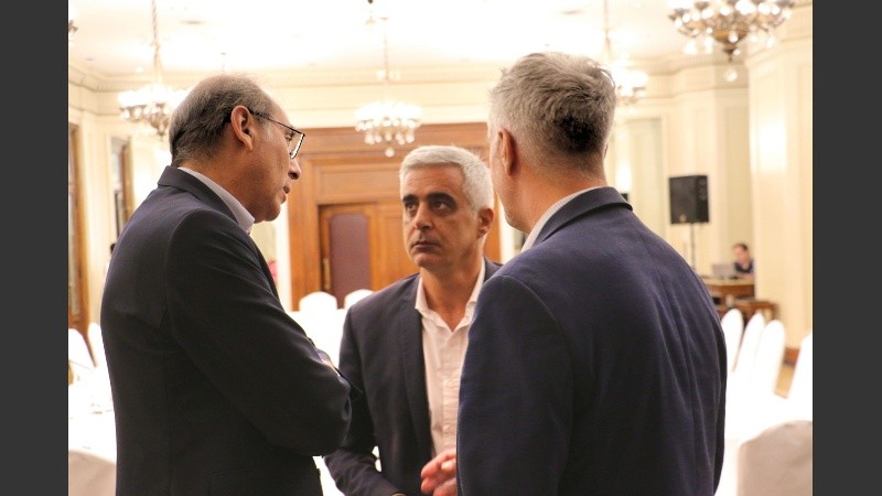 El presidente de la Bolsa, Miguel Simioni, el rector de la UNR, Franco Bartolacci y el director de la Bolsa, Andrés Williams, el vienes en la reunión de la Multisectorial por la Paz