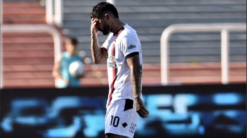 Banega recibió su segunda tarjeta roja del año.