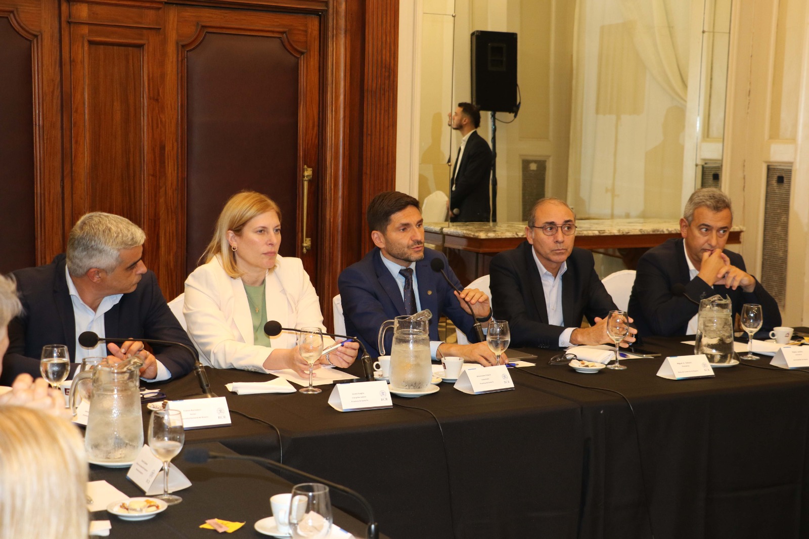 El gobernador presidió la reunión en la Bolsa