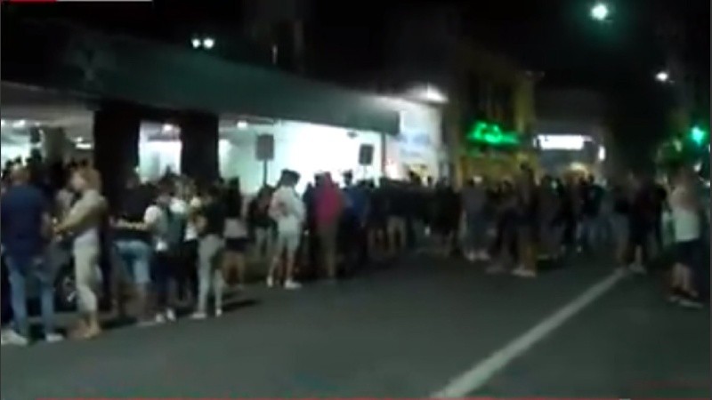 Los choferes cortaron la calle frente a la casa de sepelios para despedir a su compañero.