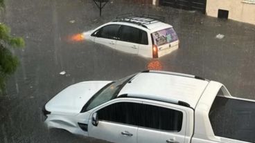 Por el temporal en el AMBA y Gran Buenos Aires, hay autos flotando y calles anegadas.