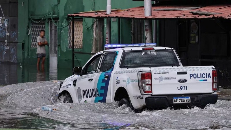 Por el temporal en el AMBA y Gran Buenos Aires, hay autos flotando y calles anegadas.