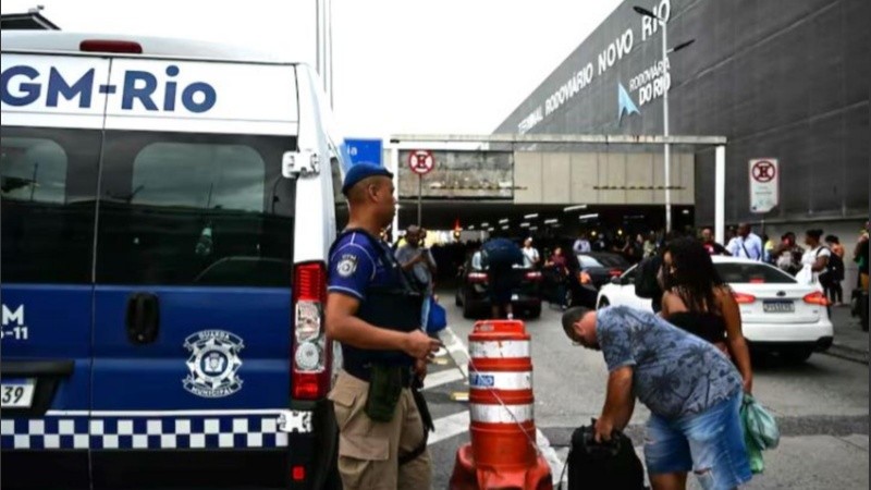Evacuación en la estación Novo Rio, en Río de Janeiro. (AFP)