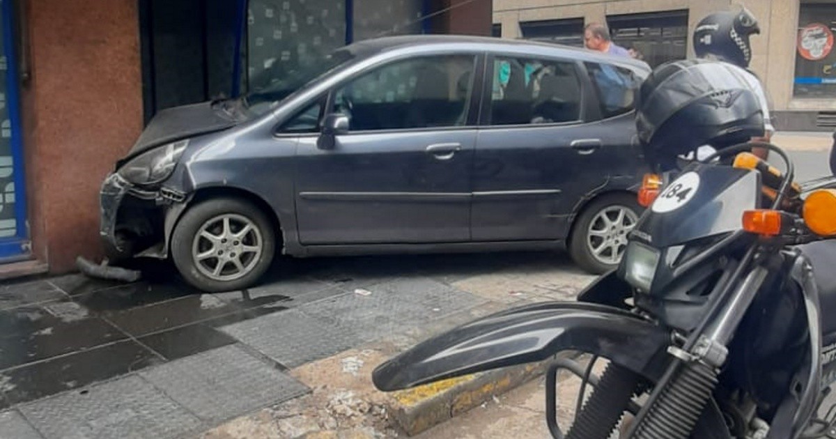 Perdió el control del auto y terminó incrustado en la esquina de Mitre ...