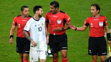 Messi, cara a cara con Zambrano, tras la polémica de los dos penales.