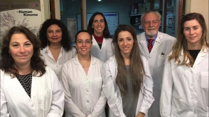 El dr. José Mordoh y su equipo de investigadoras.
