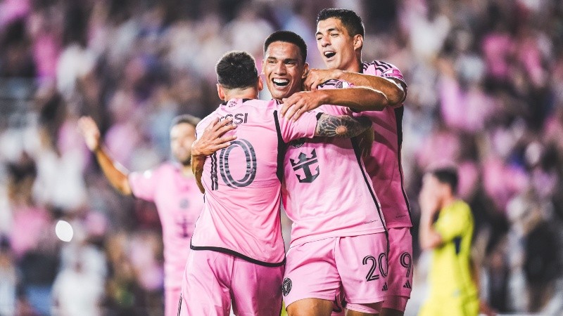 Leo abraza al paraguayo Gómez, que lo asistió en su gol.