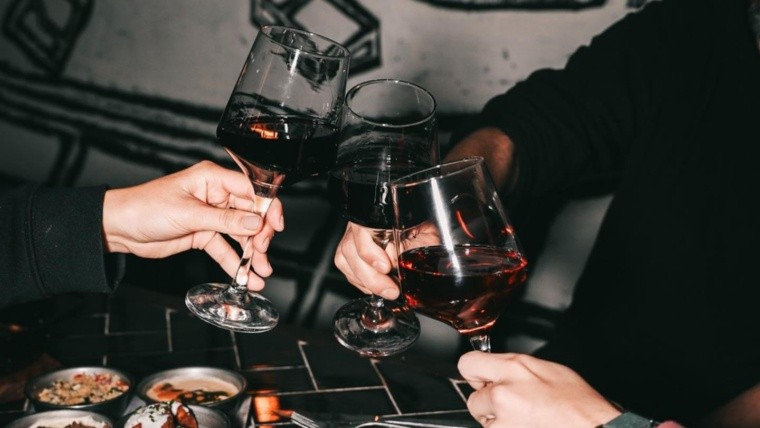 Vino, tapeo y música en vivo: la nueva propuesta con aire marplatense que copa el corazón de Pichincha