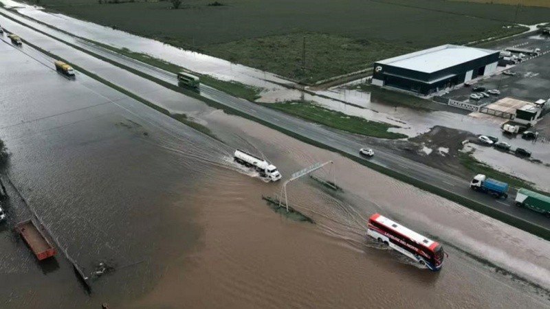 La autopista Rosario - Buenos Aires presenta zonas con una importante cantidad de agua en la calzada.