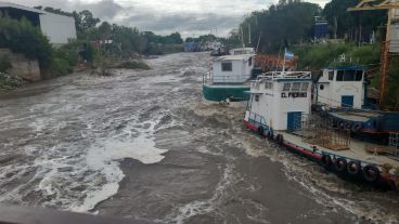 La impresionante crecida en el Saladillo arrastró embarcaciones