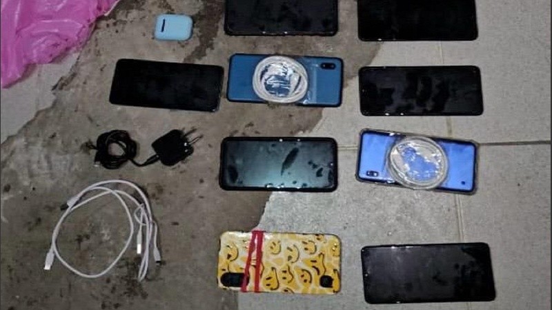 En el escáner fueron detectados los aparatos electrónicos que pretendía pasar el empleado.