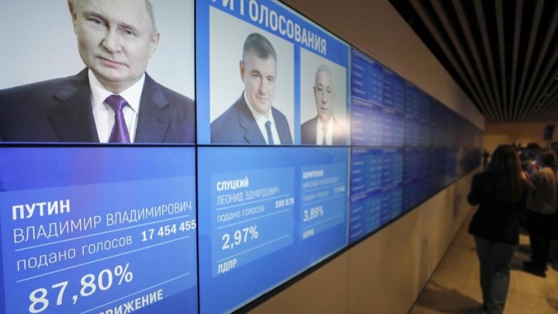 Una pantalla muestra un resultado preliminar, con Putin a la cabeza.