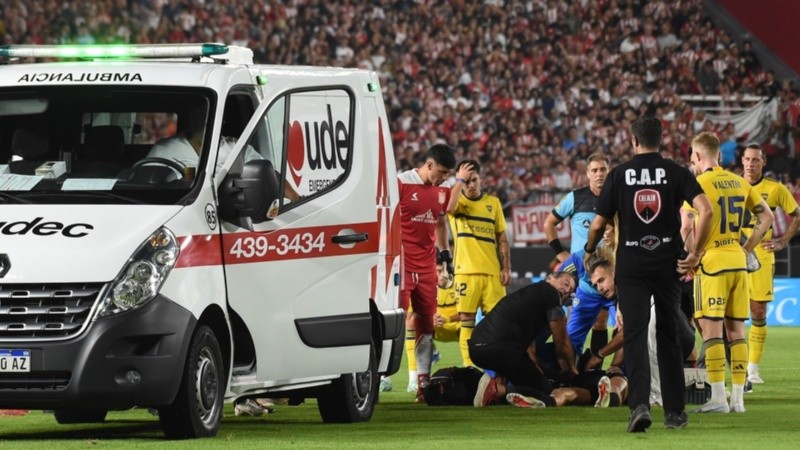 Los jugadores quedaron conmovidos con la situación del colega, que fue trasladado de urgencia.