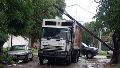 Vecinos advierten por un poste de luz “atado con alambre” después de que un camión recolector arrastró los cables