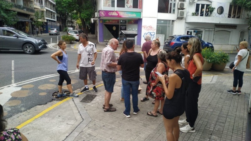 Ruidosa manifestación de vecinos de Balcarce al 400, hasta que llegó una cuadrilla.