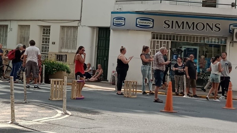 Ruidosa manifestación de vecinos de Balcarce al 400, hasta que llegó una cuadrilla.