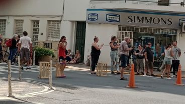 Ruidosa manifestación de vecinos de Balcarce al 400, hasta que llegó una cuadrilla.