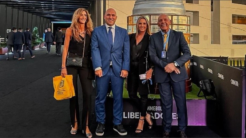 El técnico Miguel Russo, el presidente Gonzalo Belloso y la vice Carolina Cristinziano, este lunes en la sede de Conmebol.
